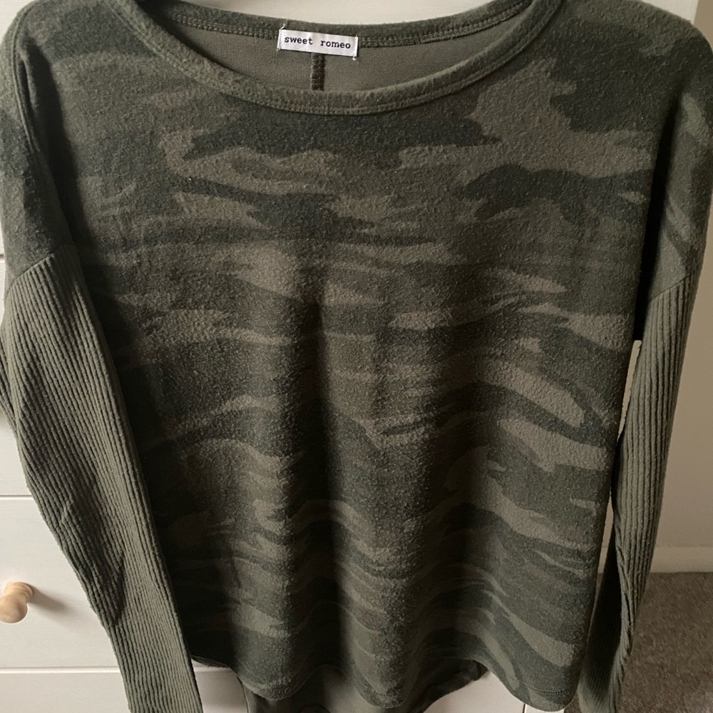 Sweet Romeo XS camo design long sleeve sweatshirt